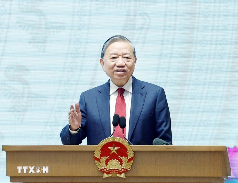 또 람 총서기가 정부 및 지방 정부 회의에서 발언하고, 감사, 검사, 조사를 이용하여 국민과 기업을 괴롭히지 않도록 절대적으로 요구했습니다. 사진: TTXVN