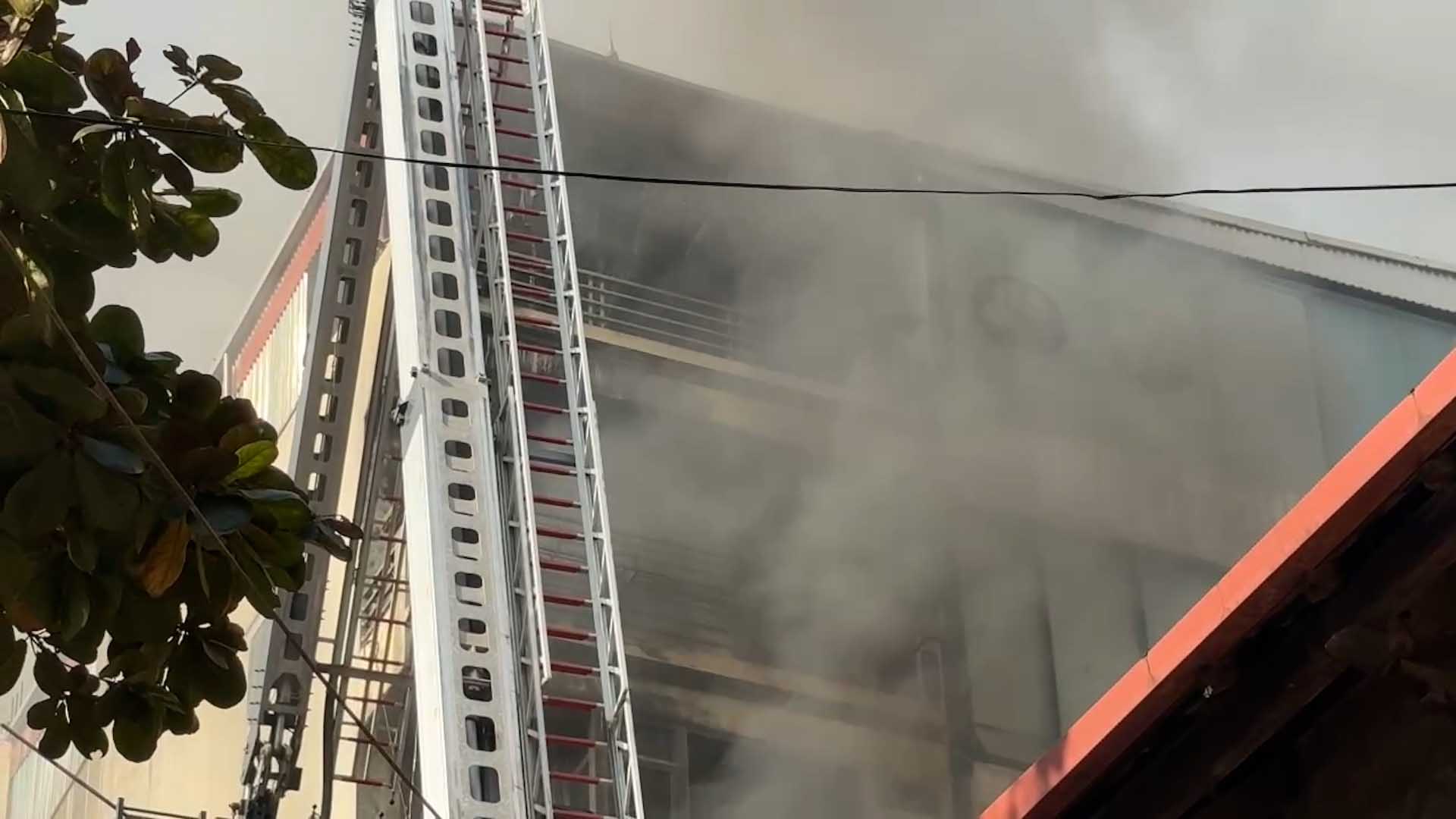 Multi-story house fire in Hanoi, people jump from high floors to escape