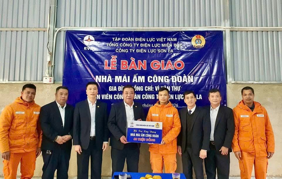 The Trade Union of Son La Power Company has just awarded a trade union shelter to 1 union member. Photo: Son La Trade Union