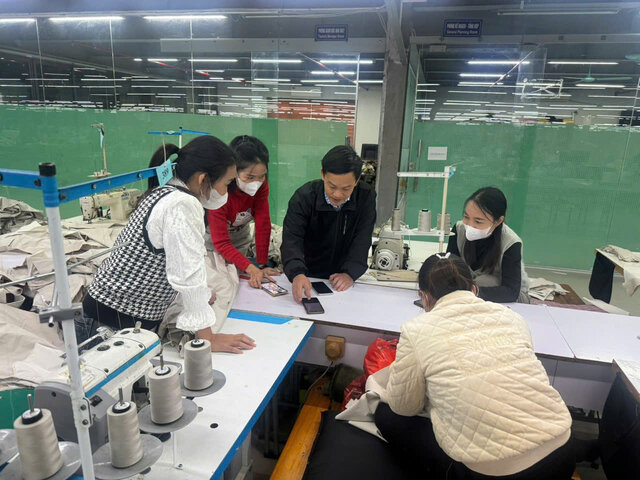 Trade union officials of Phu Yen Garment Joint Stock Company guide union members to shop online at "Trade Union Tet Market - Spring 2026". Photo: Son La Trade Union