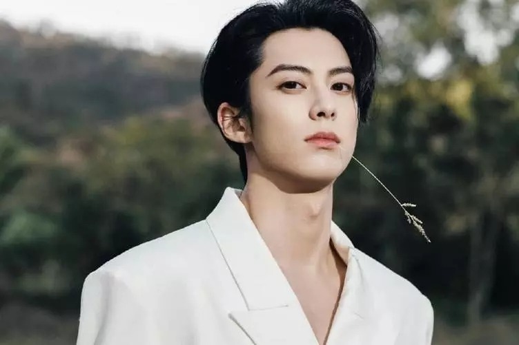 Vuong Hac De gay xon xao khi moi Trieu Lo Tu den buoi bieu dien nhung phot lo Ngu Thu Han. Anh: VieON 