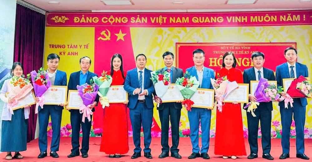 Commending outstanding union members and workers at Ky Anh Medical Center. Photo: Ha Tinh Trade Union