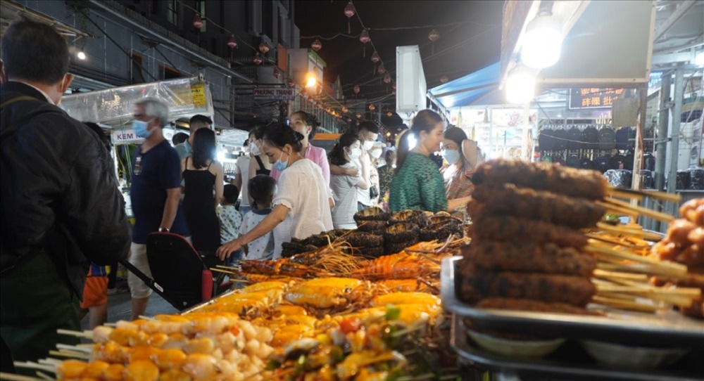 Cho dem mua ban soi noi voi nhieu mat hang tu quan ao den qua luu niem hay am thuc. Anh: Nguyen Anh