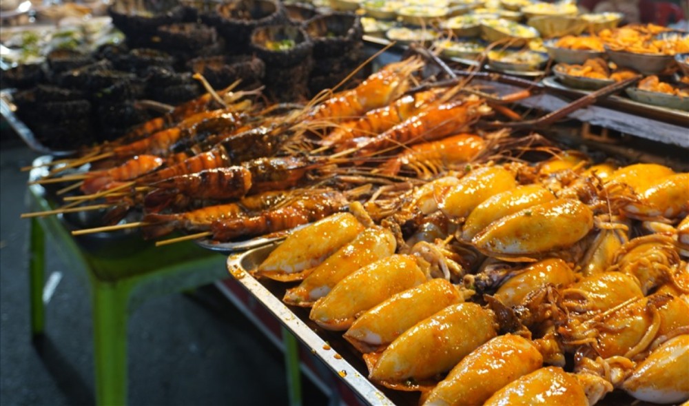 Nhieu mat hang duoc bay ban tai cho dem. Anh: Nguyen Anh