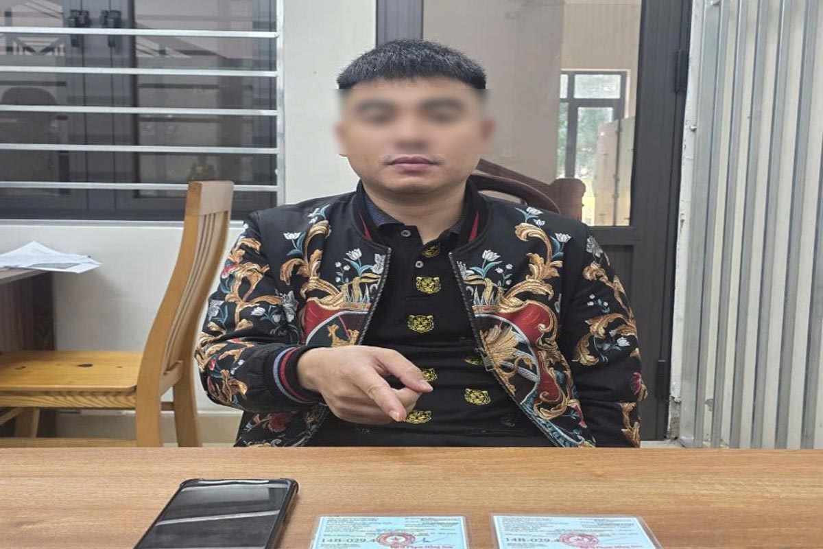 Đối tượng cùng tang vật là giấy chứng nhận đăng ký xe ô tô giả. Ảnh: Công an Quảng Ninh