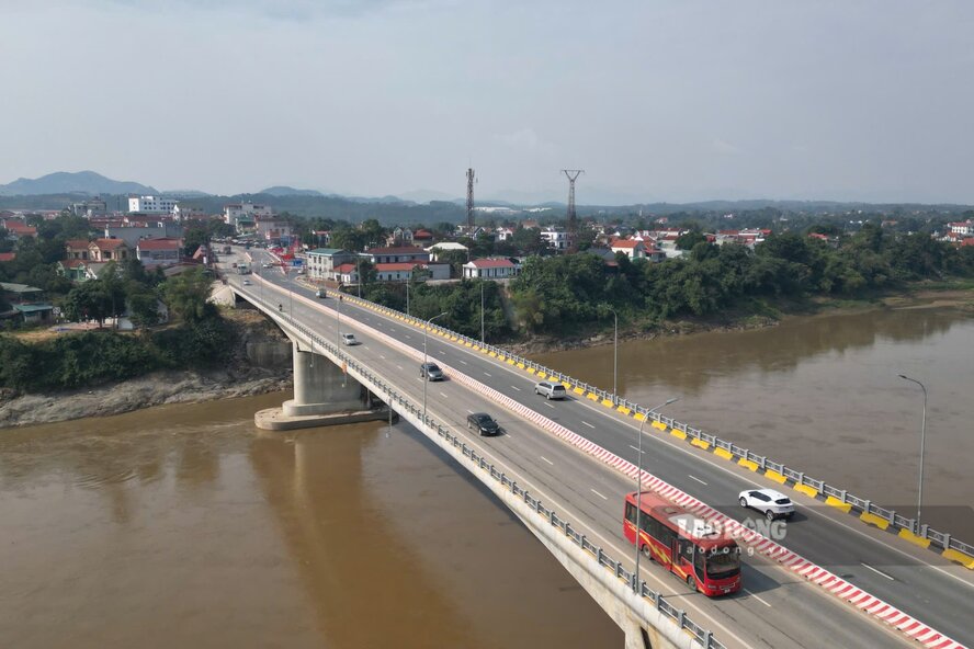 Dong phuong tien giao thong luu thong qua cau Phong Chau. Anh: To Cong.