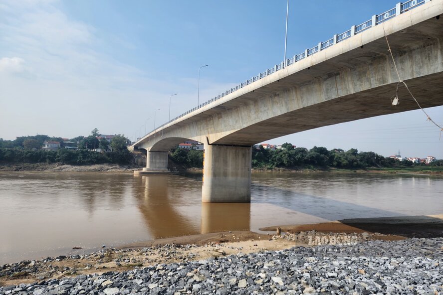 Cac tru cua cau Phong Chau. Anh: To Cong.