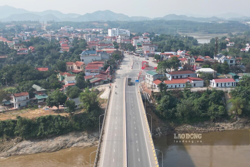 Khu vuc dau cau Phong Chau phia xa Van Xuan co luong dan cu dong duc. Anh: To Cong.