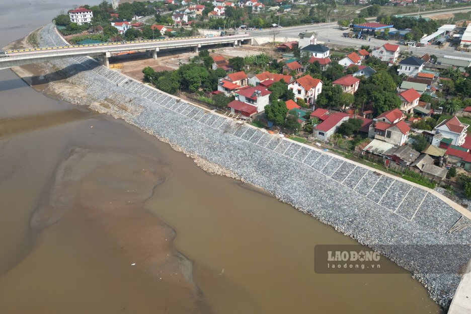 Bo song Hong tai khu vuc cau Phong Chau da duoc ke kien co. Anh: To Cong.