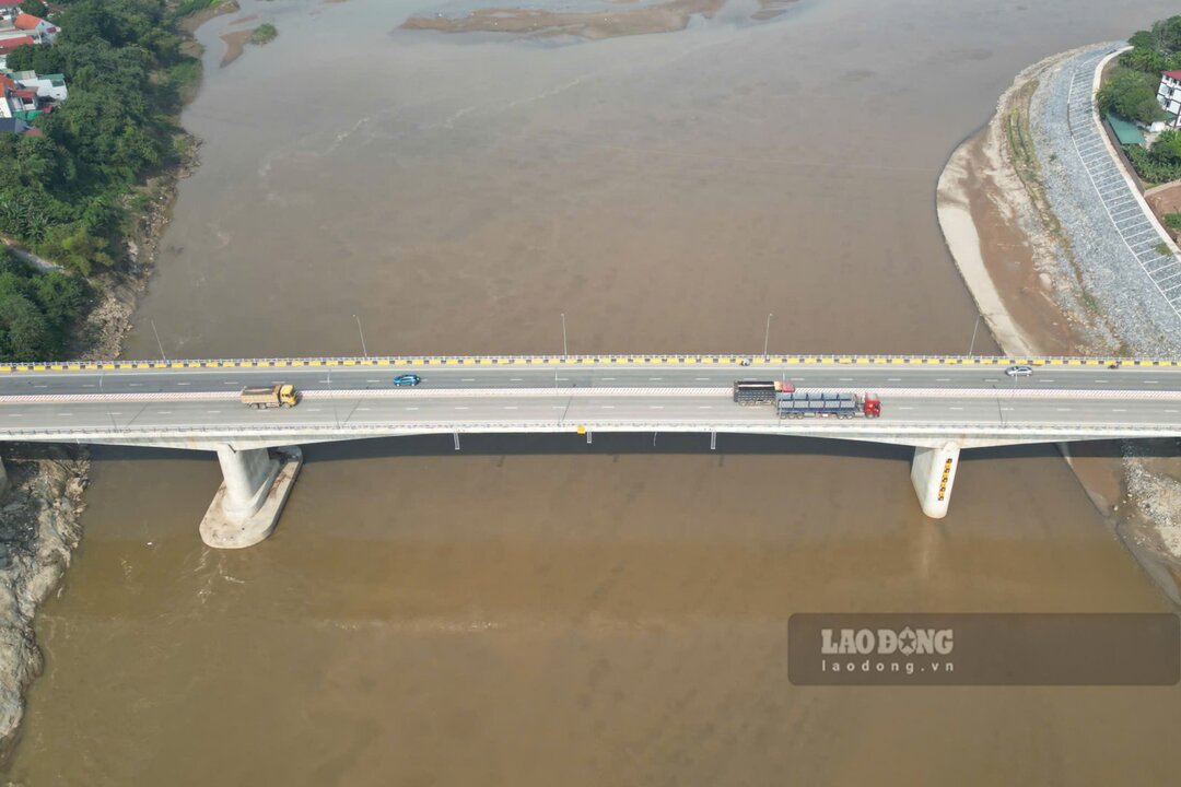 The new Phong Chau bridge stands tall on the Red River in the dry season. Photo: To Cong.