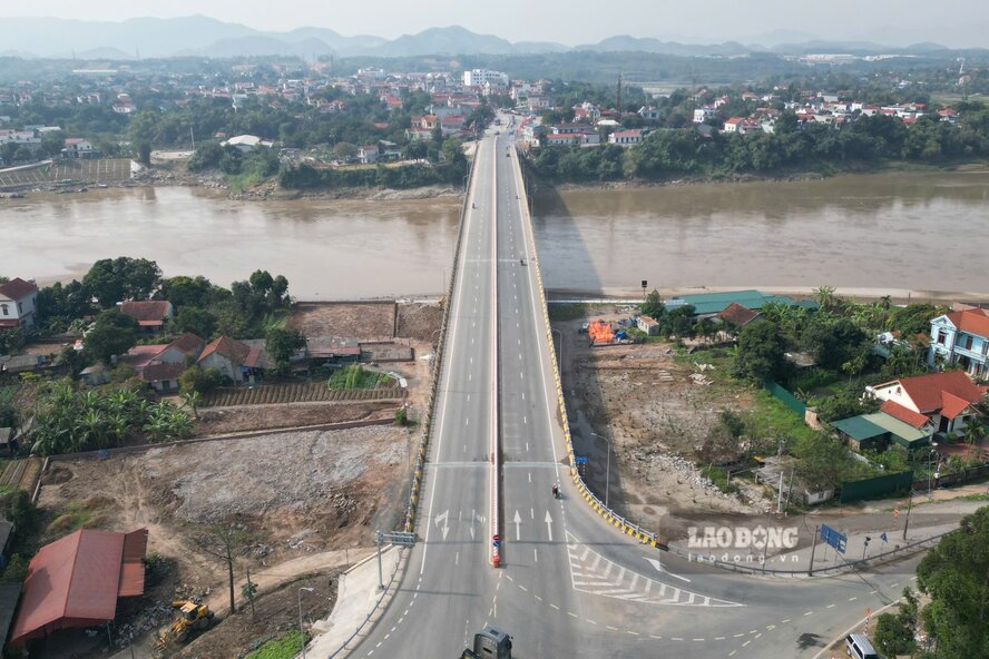 Toan canh cau Phong Chau moi. Anh: To Cong.