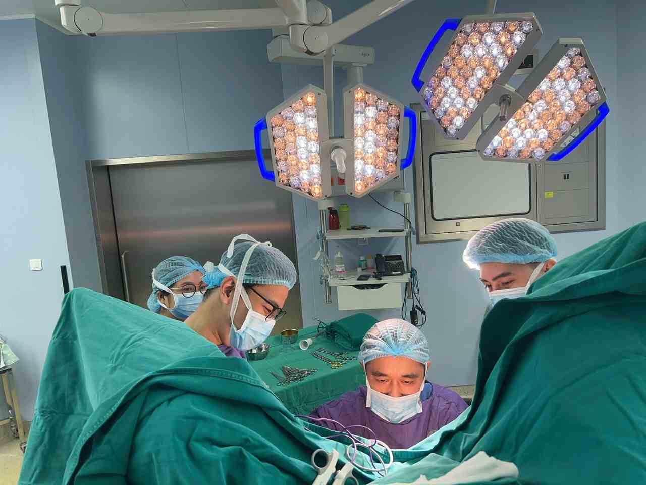 Doctors operated on the patient to inject hemorrhoids as advertised but it did not heal. Photo: BVCC