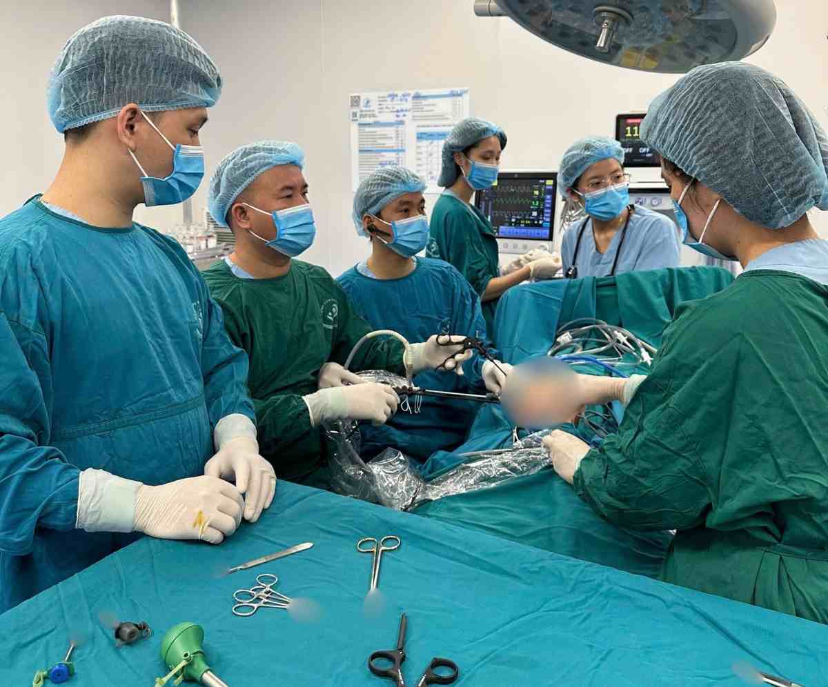 Endoscopic surgery rescues 12-year-old child with duodenal perforation. Photo: BVCC