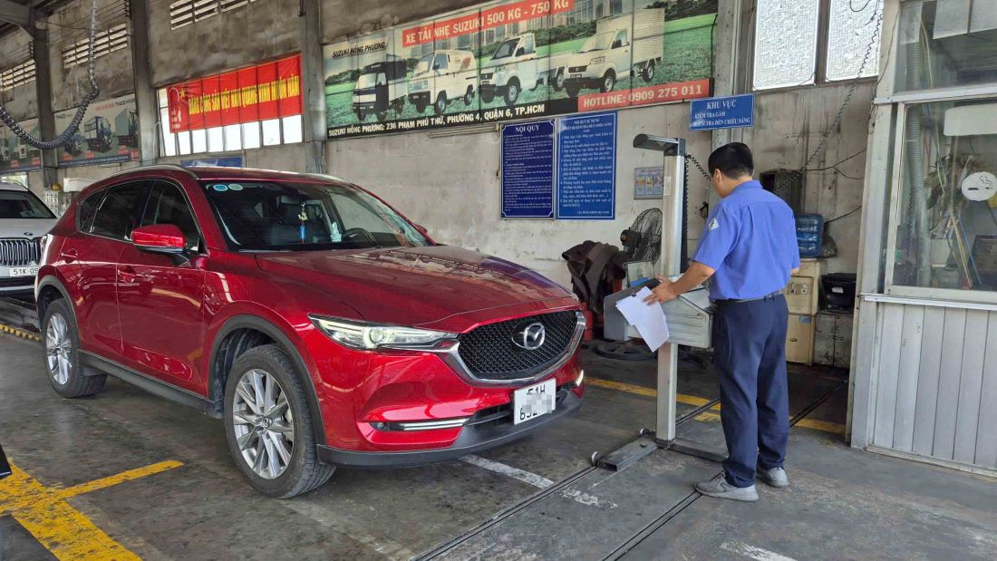 Ben trong Trung tam dang kiem xe co gioi 50-02S. Anh: Nguyen Chan