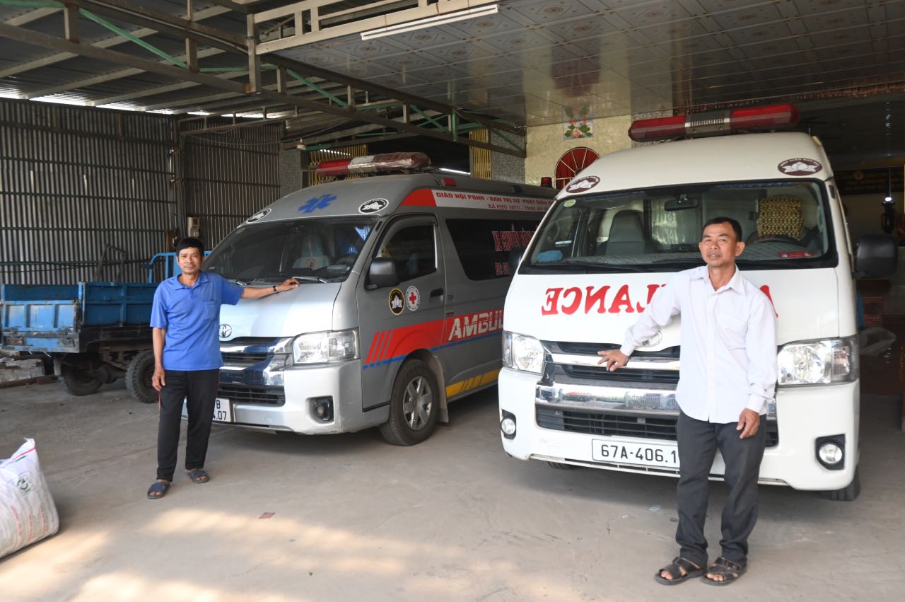 Drivers driving ambulances without pay in the border area of An Giang. Photo: Thanh Nhan