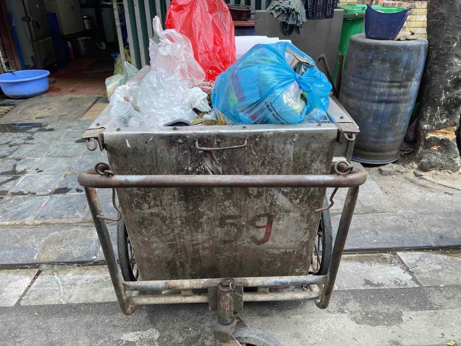 Tat ca cac loai rac thai hien van bi vut chung vao cung 1 xe. Anh: Khanh An