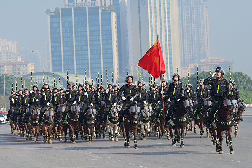 Can bo, chien si Canh sat co dong ky binh tham gia buoi tong duyet. Anh: Viet Phu