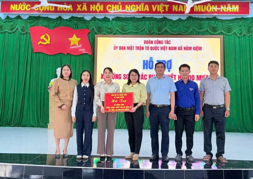 Nguon ho tro duoc trao tu su dong gop cua can bo, nguoi dan xa Ham Kiem. Anh: Pham Duy 