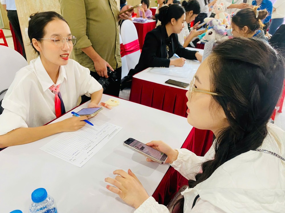 The Vietnamese labor market is changing rapidly, requiring workers not only to be proficient in their profession but also to equip themselves with new skills to avoid being left behind. Photo: Quynh Chi