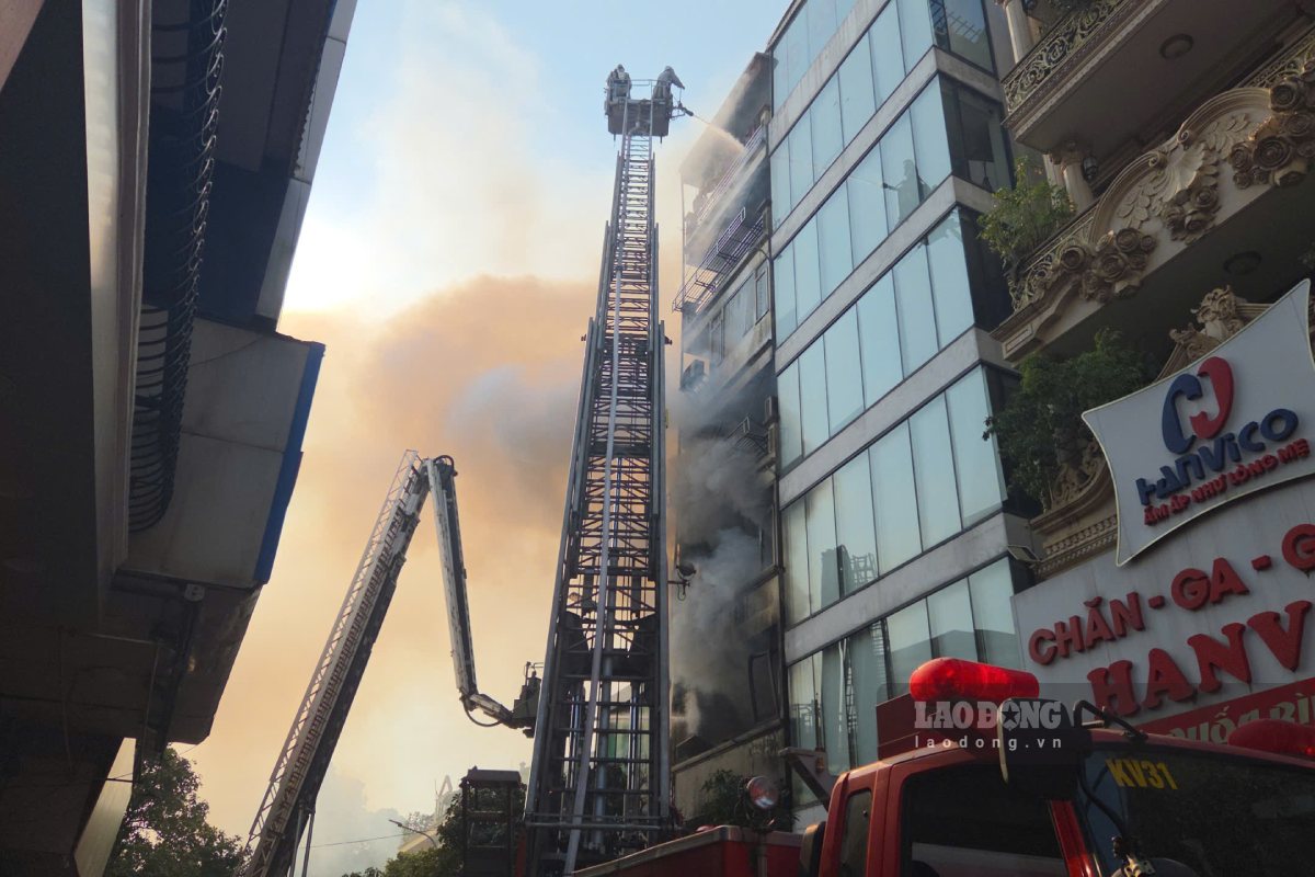 Dam chay bung phat du doi tai mot can nha nhieu tang tren pho Le Loi (phuong Ha Dong). Anh: Linh Trang