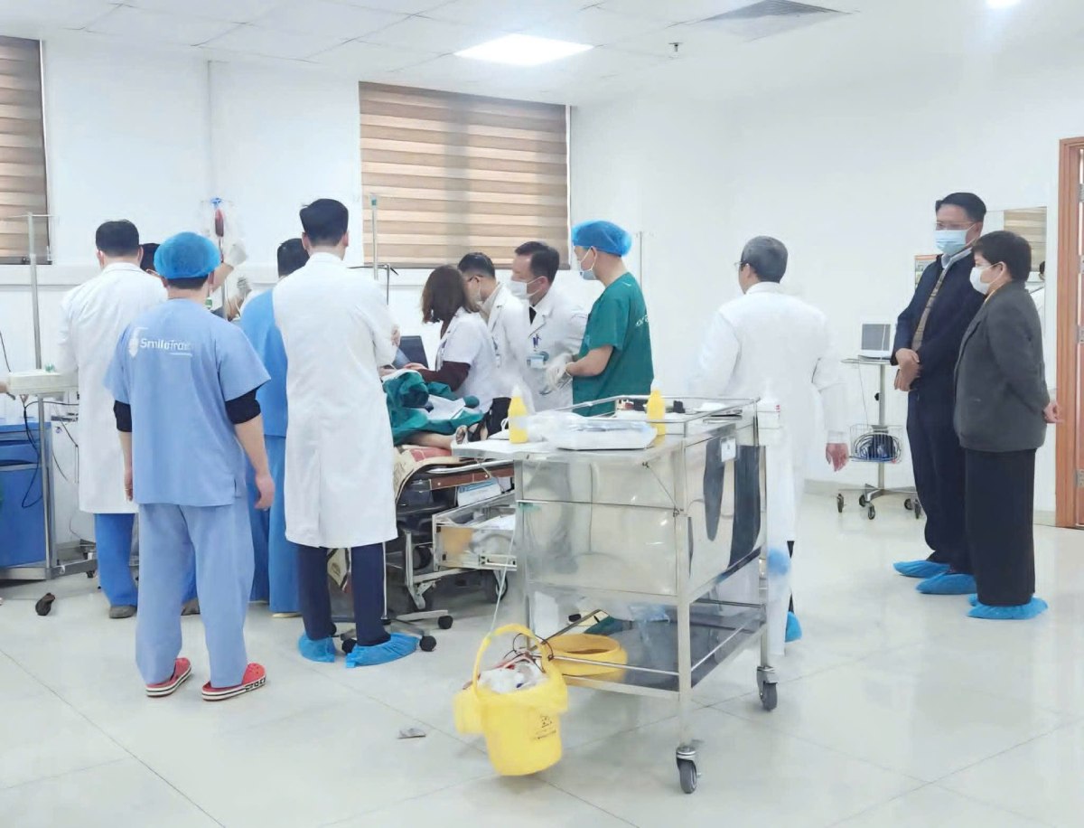 Nan nhan duoc dua di cap cuu tai Benh vien da khoa Ha Dong. Anh: Cong an cung cap