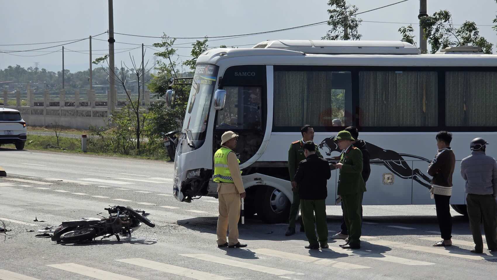 Traffic accident on National Highway 1 section passing through Quang Trach commune. Photo: Thanh Xuan
