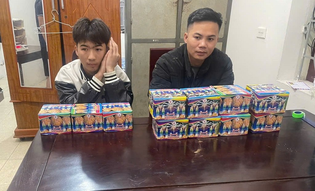 Các đối tượng cùng tang vật pháo hoa nổ bị lực lượng Công an xã Hợp Minh bắt giữ. Ảnh: Xuân Duy