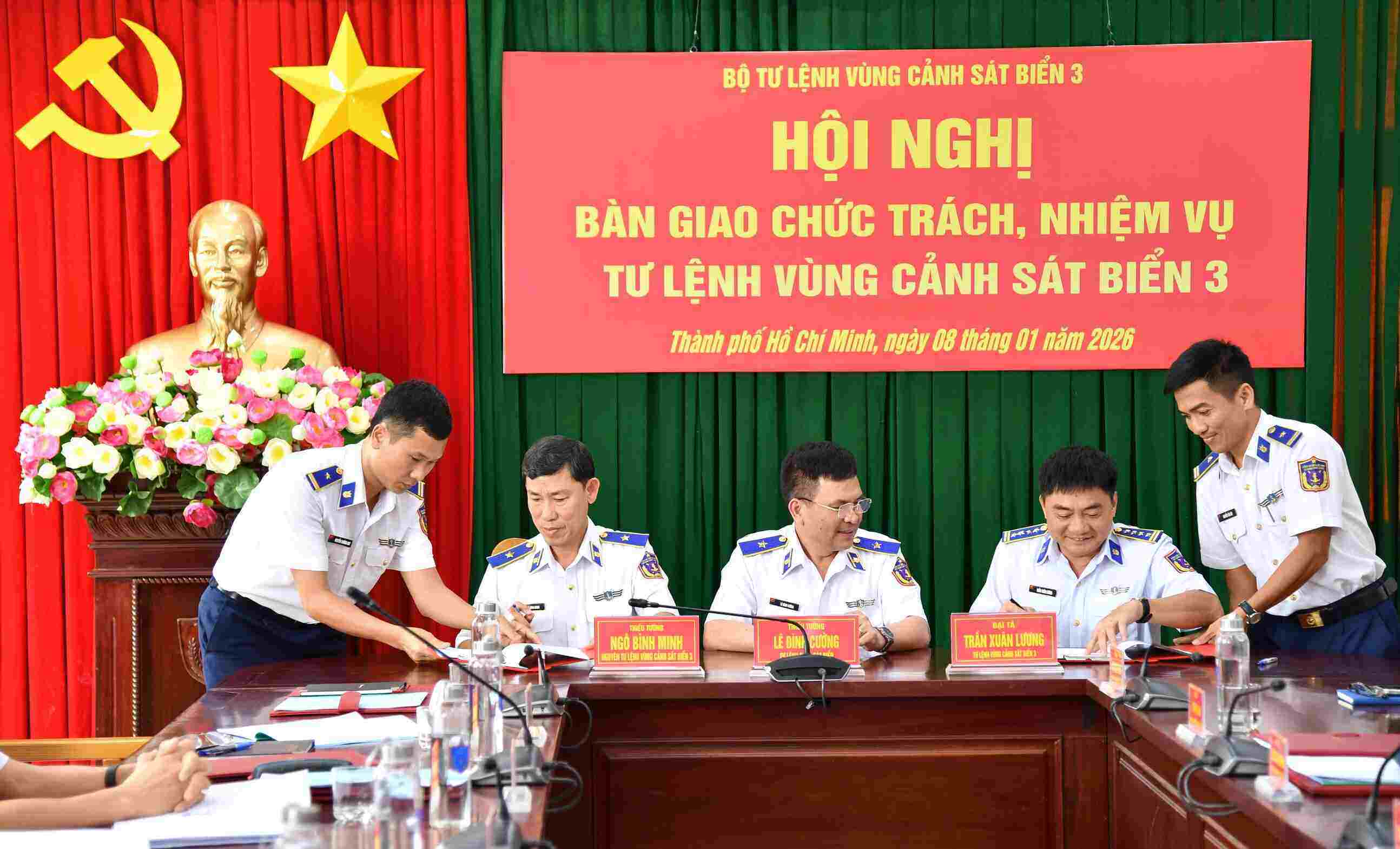 Thiếu tướng Ngô Binh Minh va Dai ta Trần Xuân Lương ky biên ban ban giao. Anh:
