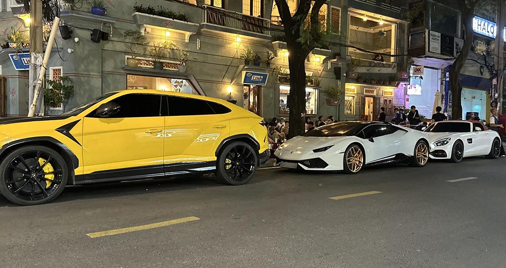 A lineup of supercars including Lamborghini Huracan LP610-4, Lamborghini Urus modified Mansory and Mercedes-AMG GT Roadster appeared in Ho Chi Minh City. Photo: Huy Pham