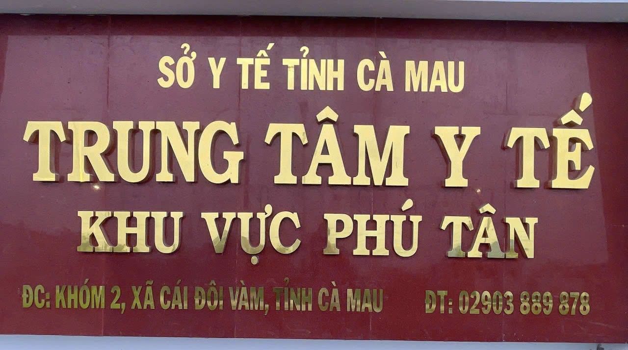 Many medical staff at Phu Tan Regional Health Center, Ca Mau province, reflect on being owed salaries for many months. Photo: Nhat Ho.