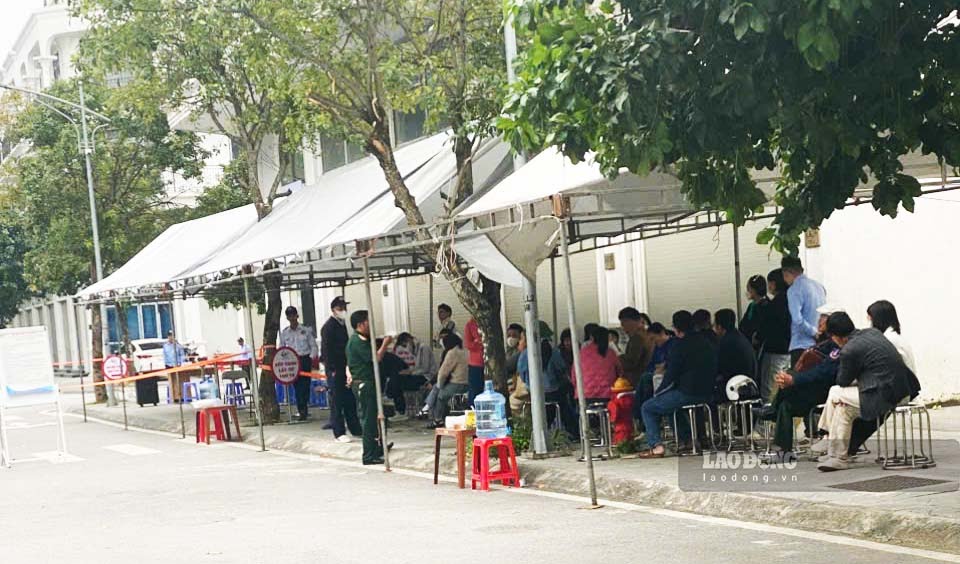 Nhieu nguoi lao dong xep hang tu sang som, doi cho nhieu gio de duoc nop ho so mua nha o xa hoi tai Dong Anh, Ha Noi. Anh: Nguyen Tung.