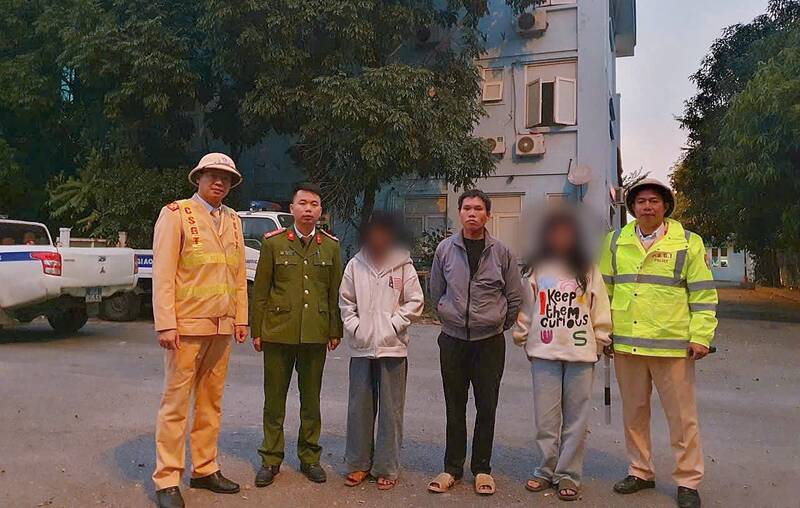 Tan Linh Commune Police (Lao Cai province) promptly coordinated with the Traffic Police Department - Ministry of Public Security to prevent and support bringing 2 students who voluntarily dropped out of school and left the locality to work as hired laborers back to their families safely. Photo: Quynh Trang/Ministry of Public Security