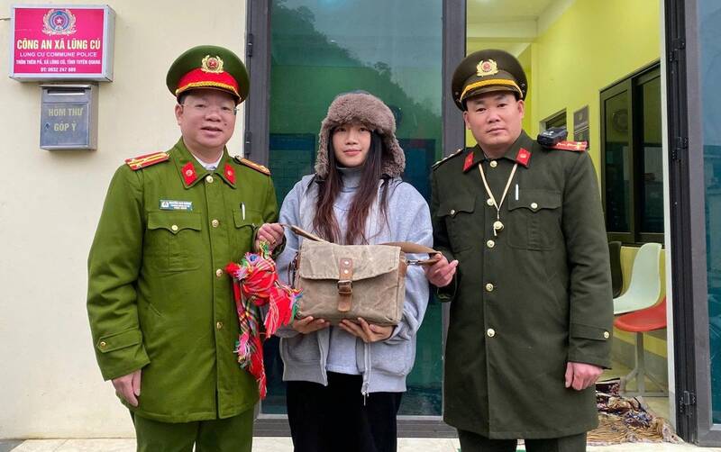 Police forces return property to Ms. Luan Thi My Hang. Photo: Phuong Thuy/Ministry of Public Security