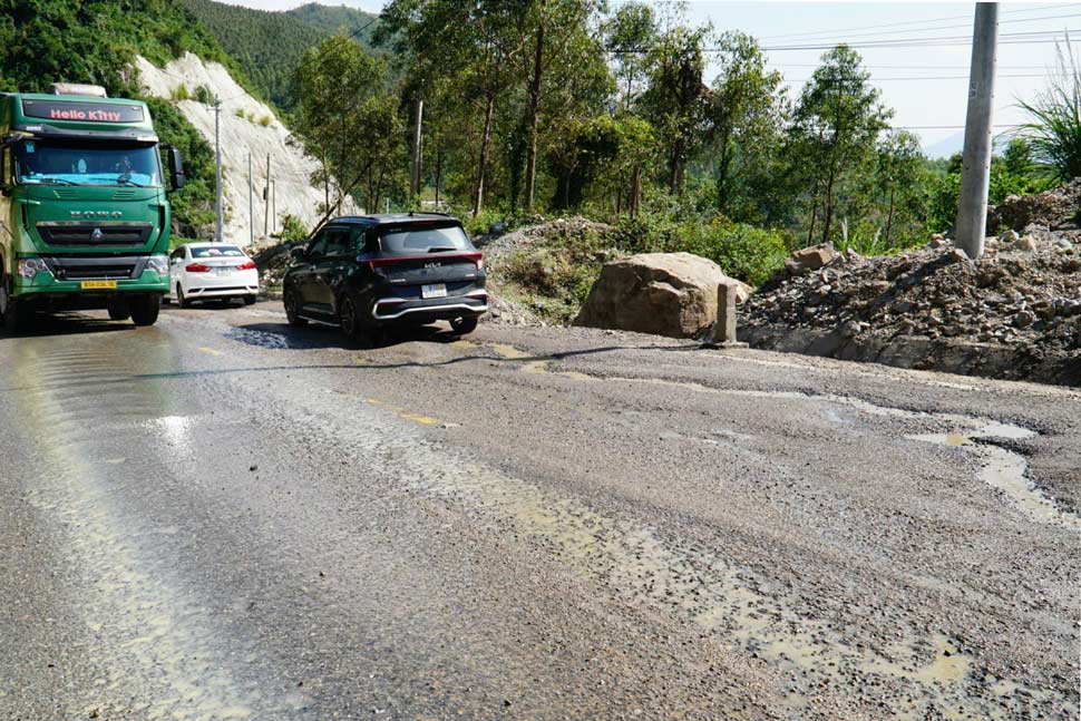 El tramo de la Carretera Nacional 19 que atraviesa el paso de An Khe (Gia Lai) muestra muchos lugares dañados, lo que implica un riesgo potencial de inseguridad vial. Foto: Hoai Phuong