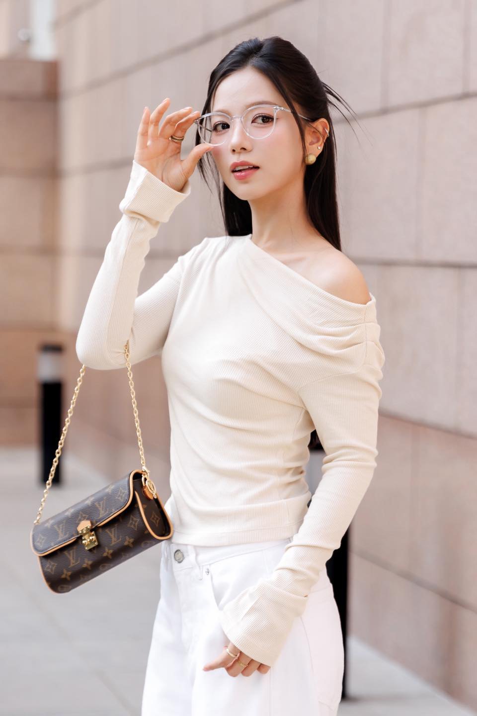 Dien vien Ha Anh dung tui Pochette Camille 43 trieu dong. Anh: Nhan vat cung cap.