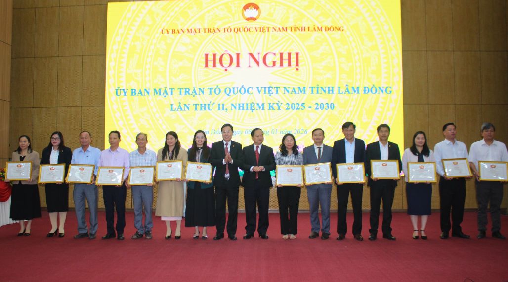 The Lam Dong Provincial Fatherland Front Committee awarded certificates of merit to collectives and individuals with outstanding achievements in Front work in 2025. Photo: Le Cong