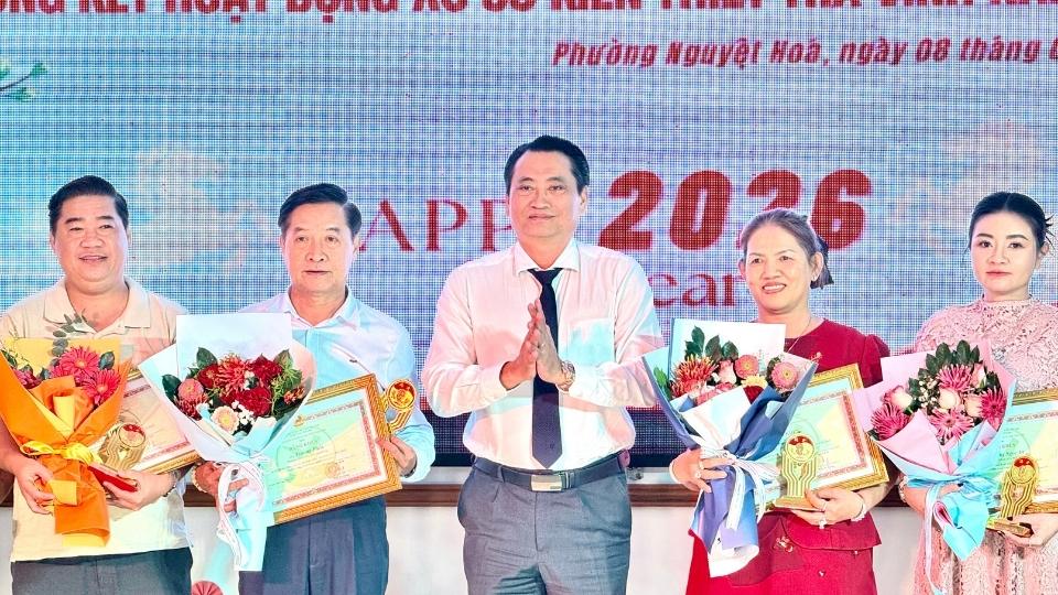 Nhieu dai ly tieu bieu cua Cong ty TNHH MTV Xo so kien thiet Tra Vinh duoc UBND tinh Vinh Long tang bang khen vi co dong gop tich cuc trong hoat dong kinh doanh nam 2025. Anh: Hoang Loc