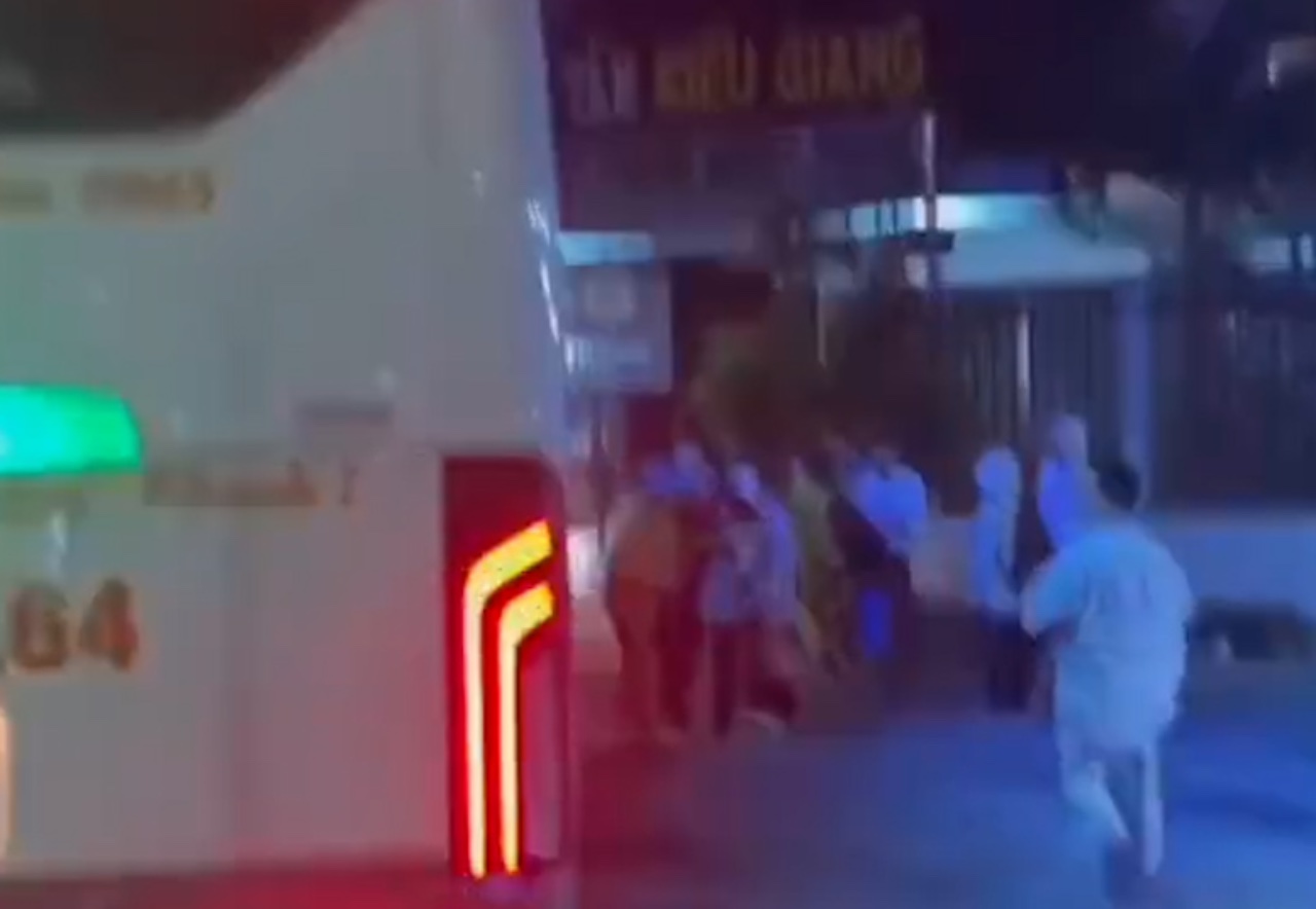 Dong Thap Provincial Police directed to investigate the case of a passenger car chasing a truck after a collision. Photo cut from Clip.