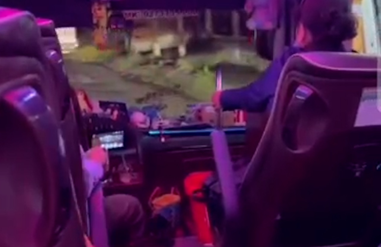 Hanh khach tren xe khach hoang loan. Anh cat tu clip