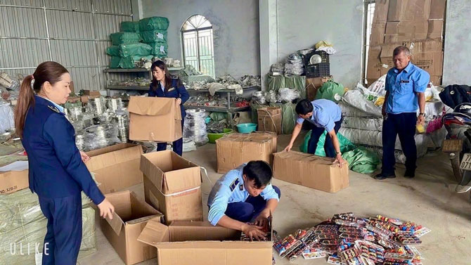 잘라이성 시장 관리국은 상품 및 제품 로트에 대한 송장 및 증빙 서류가 없는 사업 가구를 처리합니다. 사진: QLTT