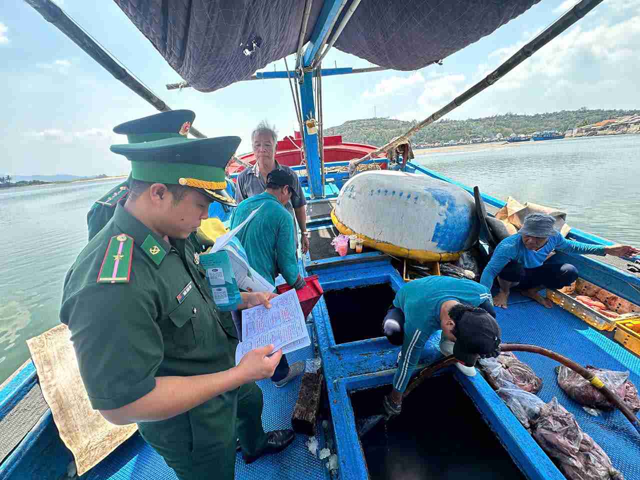 ダクラク省の機能部隊は、地元の東部海域で水産物採取に使用される自家製電気ショック装置を保管している漁船の船主を発見し、処罰しました。写真:グエン・ラン