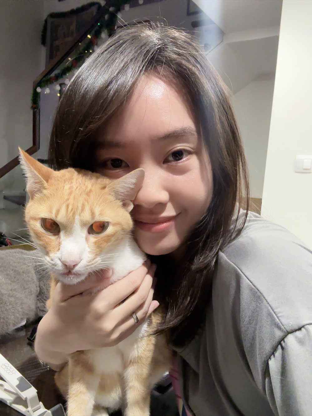 Chi Pham Hong Hanh cung be meo sau 3 nam dua ve tu tram cuu ho. Nhung cau chuyen nhu vay giup tram duy tri duoc vong cuu - chua - nhan nuoi du khong phai luc nao cung tron tru. Anh: Nhan vat cung cap