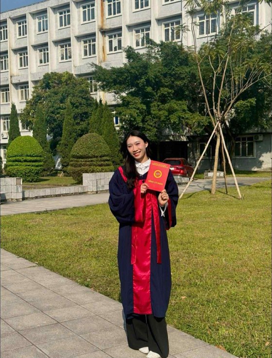 Nguyet Anh cung tam bang cu nhan dai hoc. Anh: Cat tu trang ca nhan