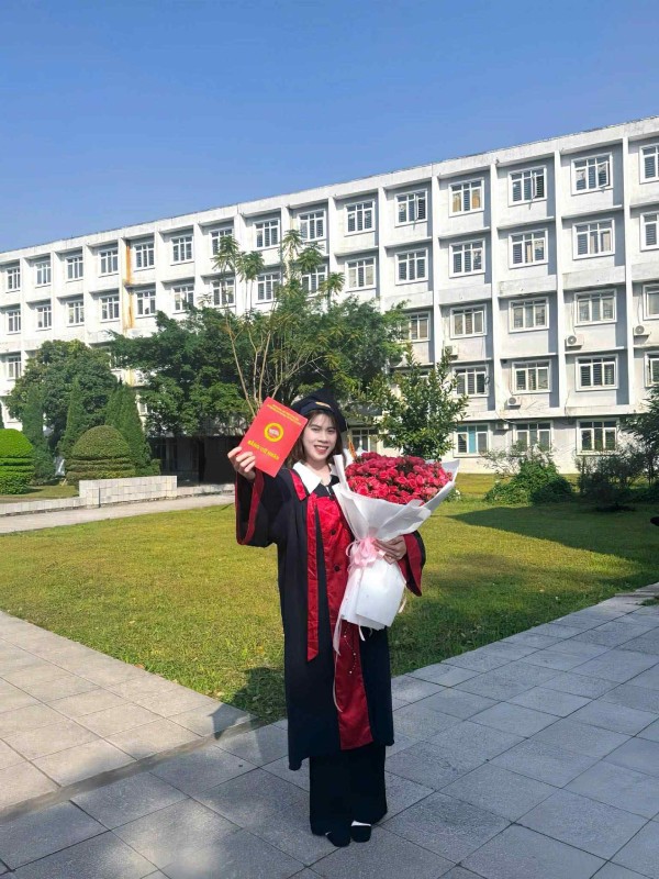 Lam Oanh tuoi tan trong ngay tot nghiep. Anh: Cat tu trang ca nhan