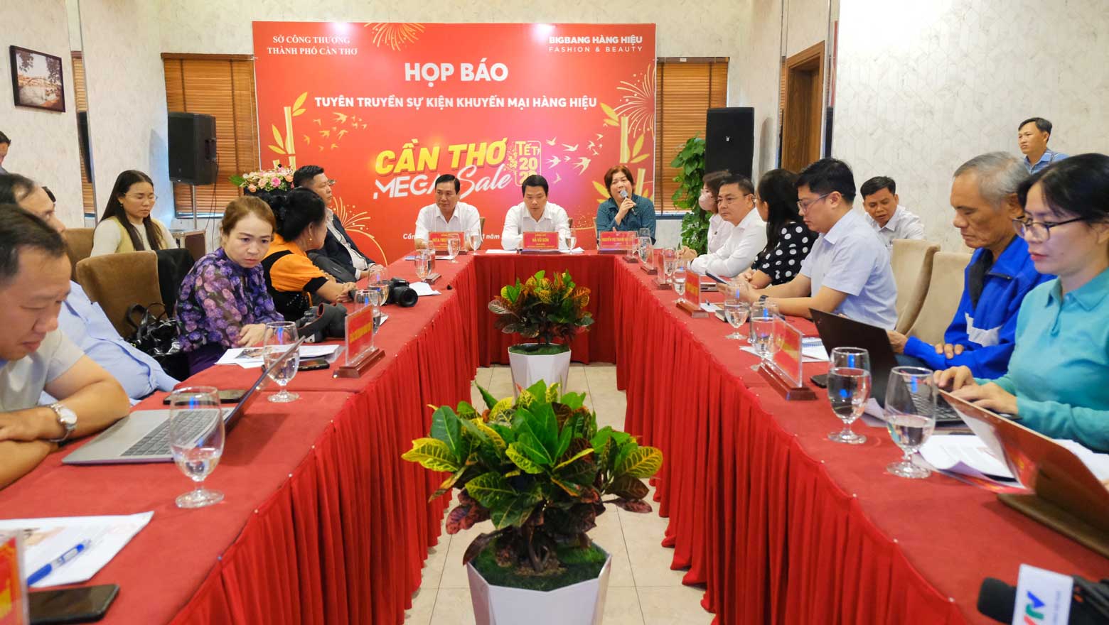 Quang canh buoi hop bao. Anh: My Ly
