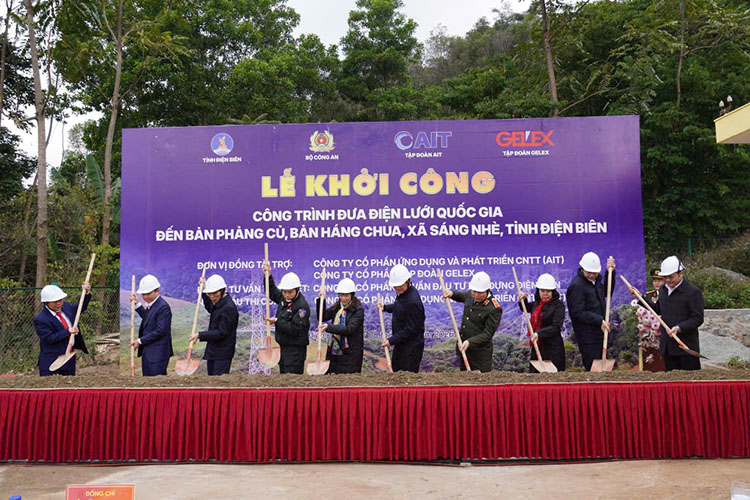 Delegates perform the groundbreaking ceremony at Sang Nhe commune, Dien Bien province. Photo: Thanh Binh