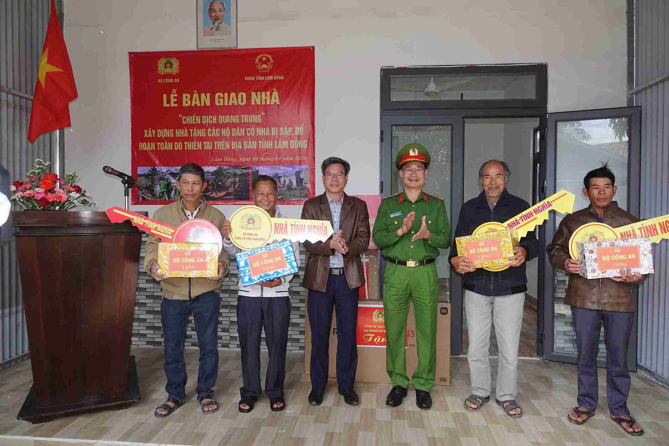 Colonel Nguyen Van Dung, Deputy Director of Lam Dong Provincial Police, presents new house keys to households. Photo: Phuc Khanh