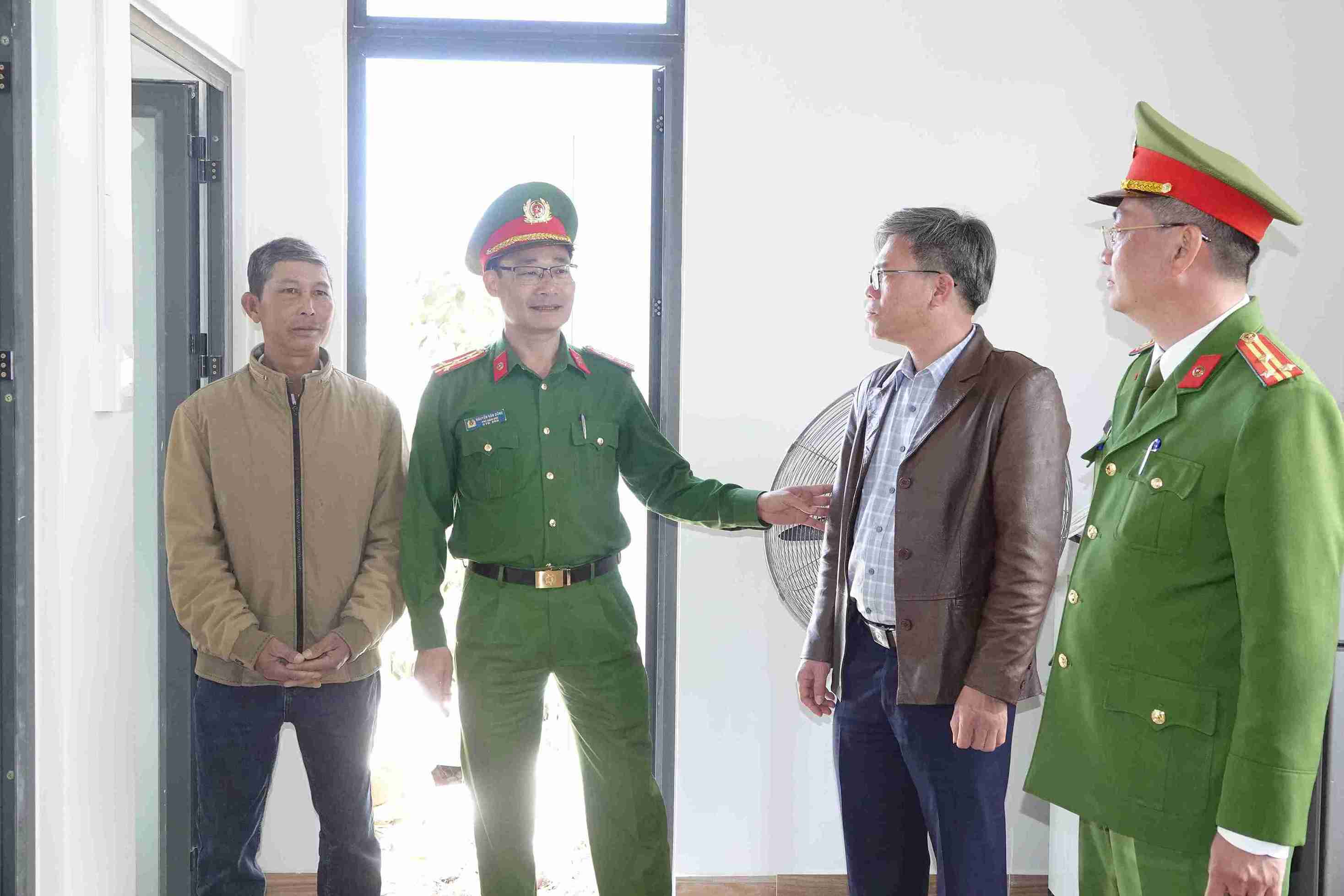 Dai ta Nguyen Van Dung, Pho Giam doc Cong an tinh Lam Dong tham quan nha moi cua cac ho dan. Anh: Phuc Khanh 