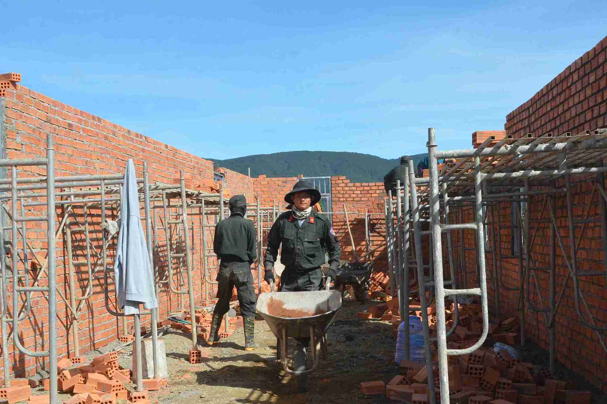 Cac luc luong thuoc Cong an tinh Lam Dong xay nha cho nguoi dan trong Chien dich Quang Trung. Anh: Phuc Khanh 