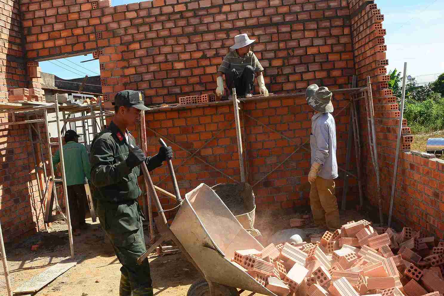 Can bo, chien si Cong an tinh Lam Dong gop ngay cong xay dung nha cho nguoi dan vung lu. Anh: Phuc Khanh 